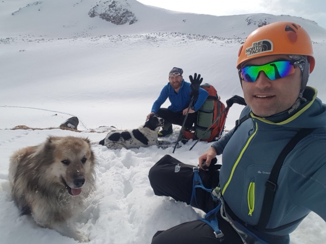 4400 metrede buzul çukuruna düşen köpeği Türk dağcılar kurtardı