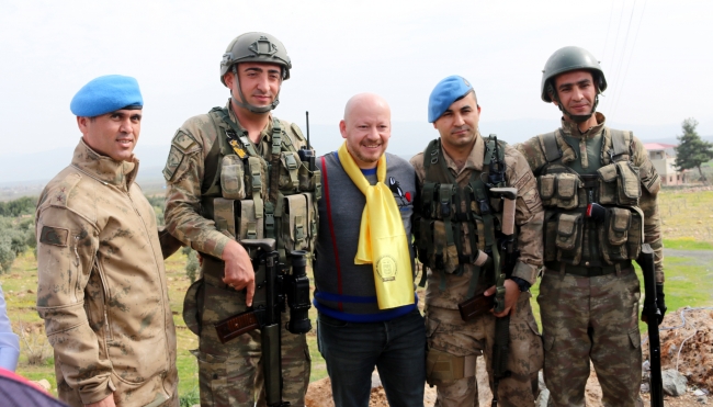 Tiyatrocular Mehmetçiğe destek için Suriye sınırında