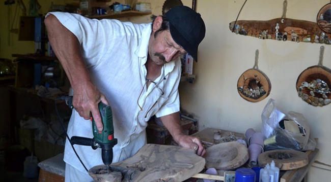 Manisalı marangoz kurumuş ağaç dallarından süs eşyaları yapıyor