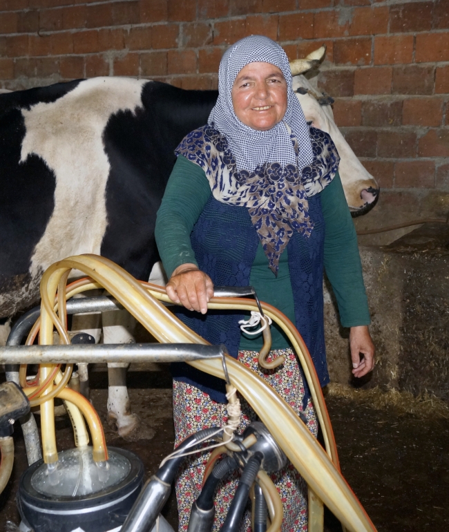 Finike'nin her köşesine motosikletiyle süt dağıtıyor