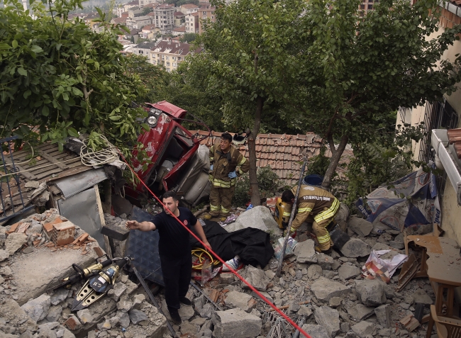 Kontrolden çıkan kamyon evin çatısına düştü