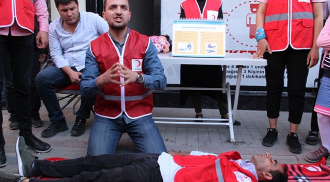 Türk Kızılay gönüllülerinden vatandaşlara eğitim