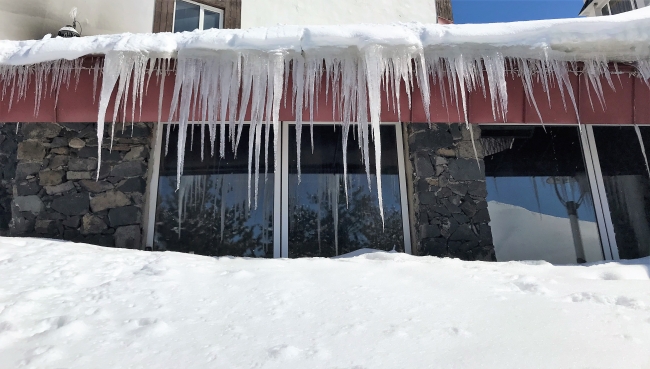 Mart ayında Türkiye’nin en soğuk yeri Erzurum’du. Soğuk havanın etkisiyle binalarda buz sarkıtları oluştu. Fotoğraf: AA