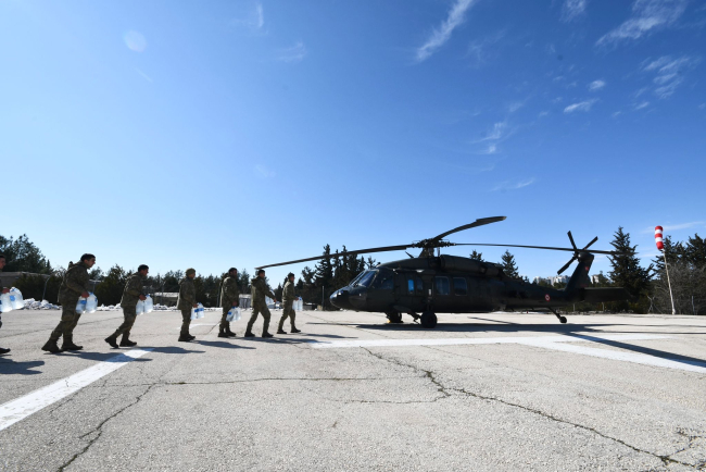 Depremzedelere askeri helikopterle yardım malzemesi ulaştırıldı