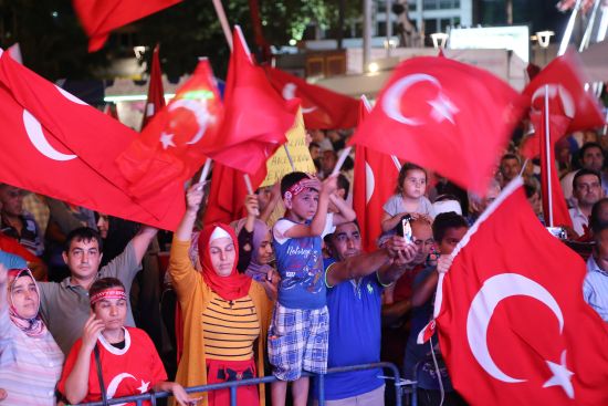 Vatandaşlar 'demokrasi nöbeti' için meydanlarda