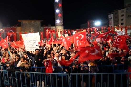 Meydanlarda 'demokrasi nöbeti' devam ediyor