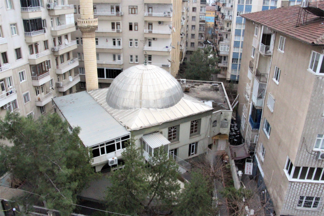 3 binanın arasındaki ağır hasarlı caminin minaresi tedirgin etti