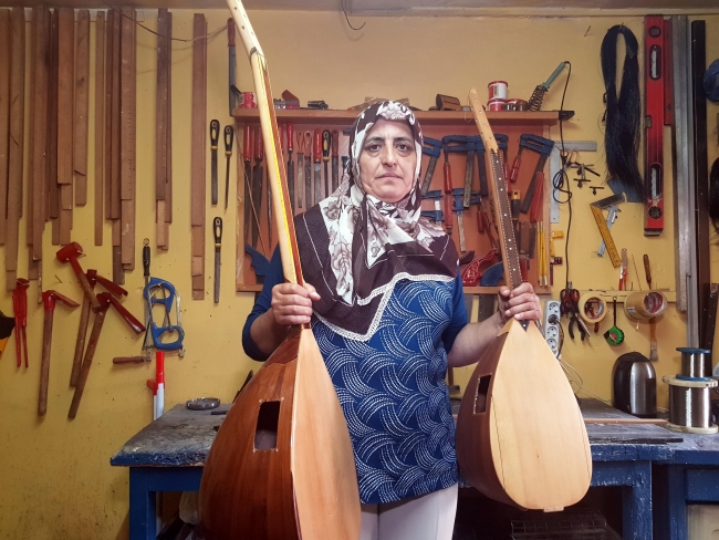 Eşine yardım ederken öğrendiği saz yapımını 27 yıldır sürdürüyor