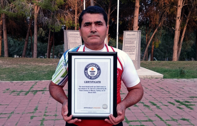 Bu kez de 'Başparmakla şınav çekme rekoru' ile Guinness'e girdi