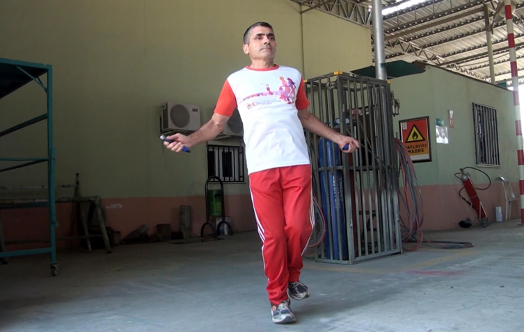 Bu kez de 'Başparmakla şınav çekme rekoru' ile Guinness'e girdi