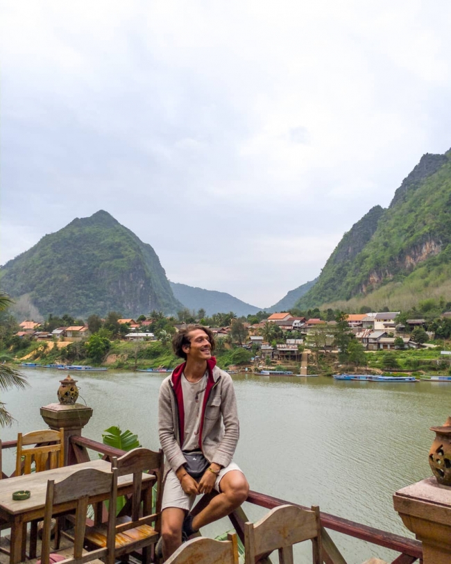 İşinden istifa etti, şimdi bileklik satarak dünyayı geziyor