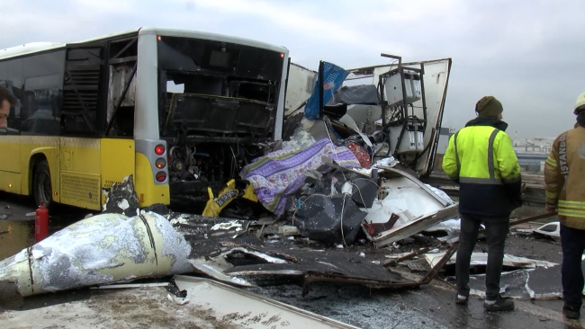 İETT otobüsü, tır ve yol bakım aracı birbirine girdi: 2 ölü, 2 yaralı