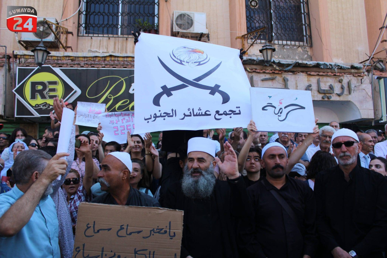 Suveyda protestolarına katılan Güney Aşiretleri Birliği temsilcileri (Fotoğraf: Suwayda24)