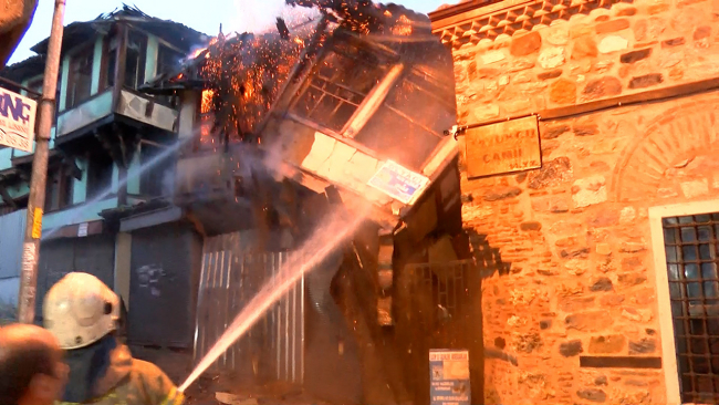 حريق في مبنى خشبي عمره 110 عام في بورصة