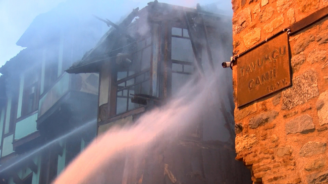 حريق في مبنى خشبي عمره 110 عام في بورصة
