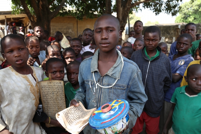 Nijerya'nın Almajirileri hayatla mücadele ederek hafızlık yapıyor
