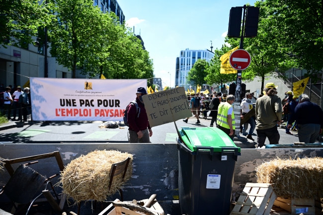 Fransa'da çiftçiler İş ve İşçi Bulma Kurumunu işgal etti