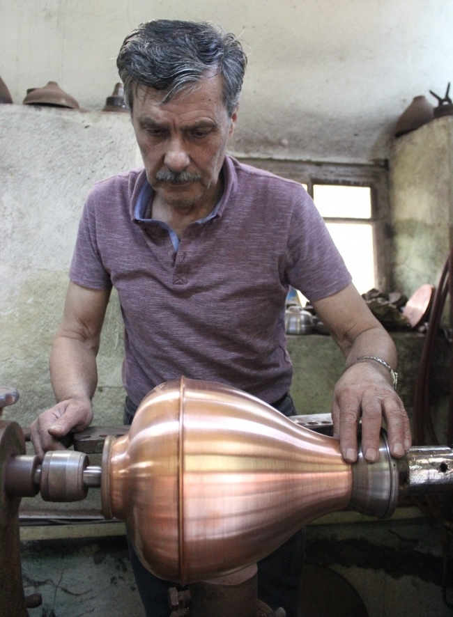 Alemler, 50 yıldır Ayhan Savut'un ellerinde şekilleniyor