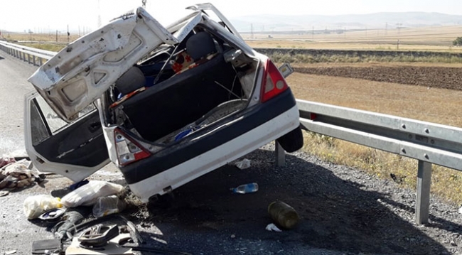Sivas'ta otomobil devrildi: 4 yaralı