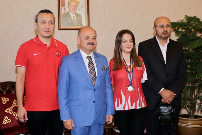 Milli sporcu Sümeyye Boyacı, antrenörü Mehmet Bayrak ile birlikte Eskişehir Büyükşehir Belediye Başkanı Yılmaz Büyükerşen'i makamında ziyaret etti. Boyacı için Belediye Hizmet Binası önünde karşılama töreni düzenlendi. Fotoğraf: AA