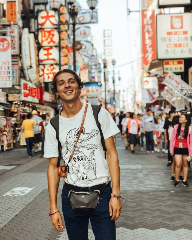 İşinden istifa etti, şimdi bileklik satarak dünyayı geziyor