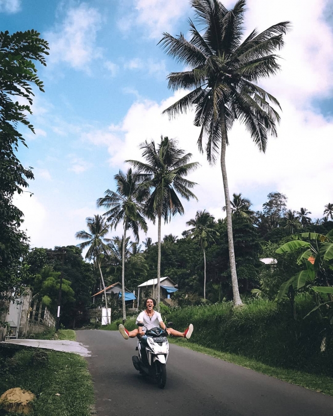 İşinden istifa etti, şimdi bileklik satarak dünyayı geziyor
