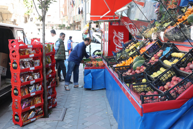 Cips hırsızı karga marketin müdavimi oldu