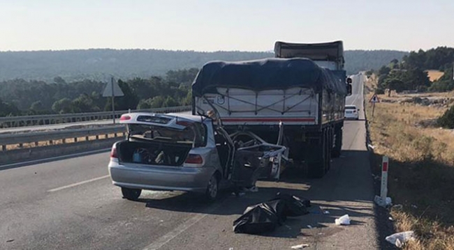 Kütahya'da otomobil tıra çarptı