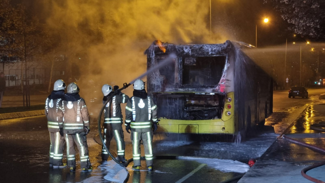 Başakşehir'de İETT otobüsü yandı