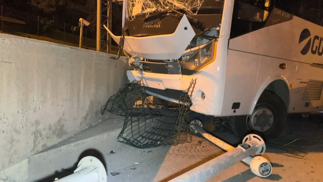 Esenyurt'ta servis minibüsü gişelere çarptı: 1'i ağır 7 yaralı