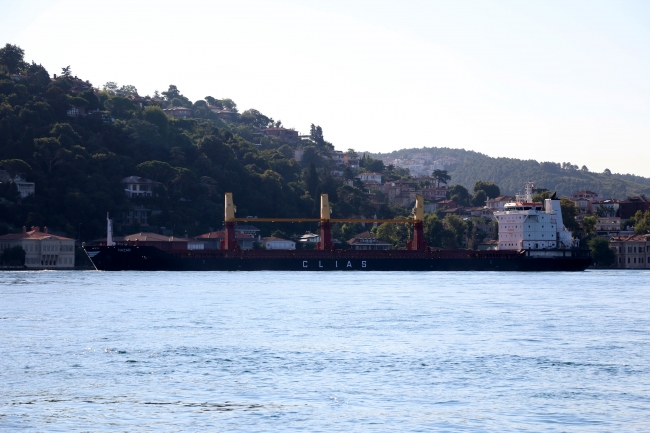 Yalılara doğru sürüklenen gemi son anda durdu