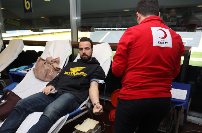 Fenerbahçe'nin kan bağışı çağrısına yoğun katılım oldu
