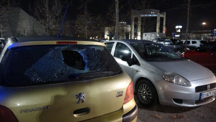 Otoparktaki 35 aracın camını kırdı