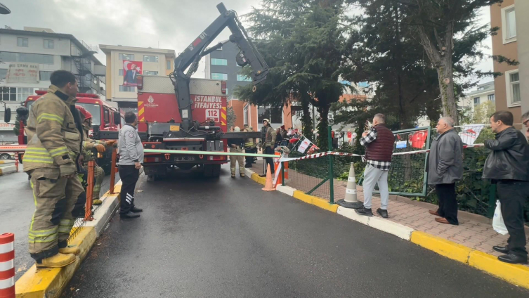 Otomobil binanın bahçesine düştü