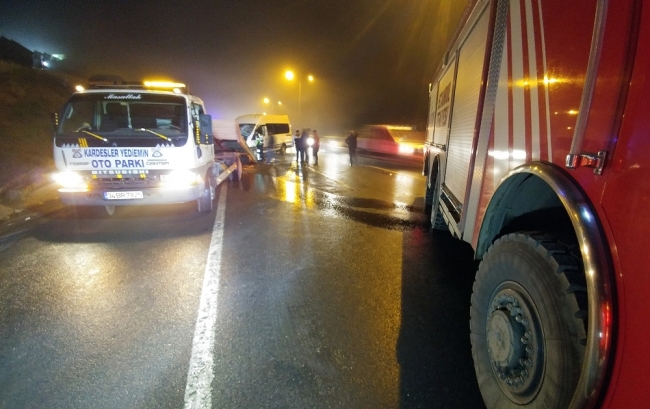 İstanbul'da minibüs hafriyat kamyonuna çarptı