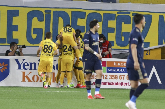 Fenerbahçe uzatmada zirveye tutundu