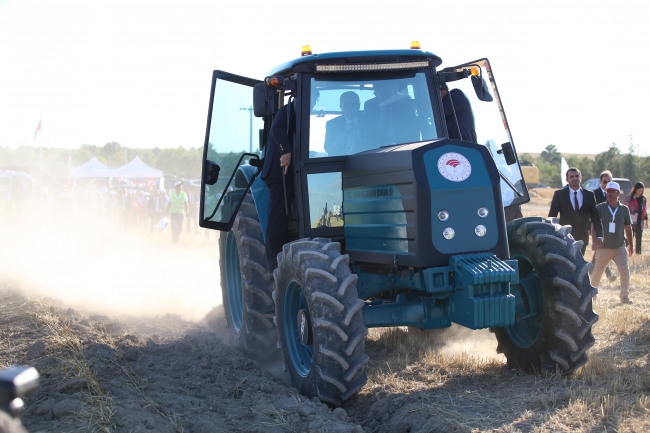 Cumhurbaşkanı Erdoğan biçerdöverle hasat yaptı
