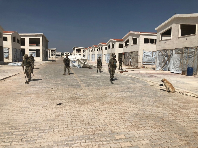 Mehmetçik Afrin'de EYP ve mayınları temizliyor