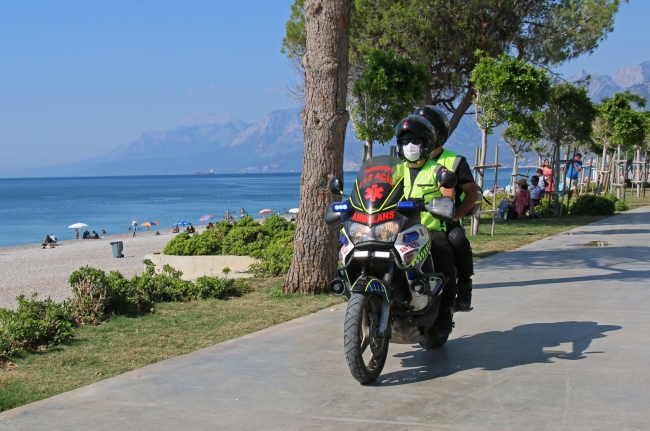 Konyaaltı Sahili'nde acil sağlık ekipleri görevlendirildi