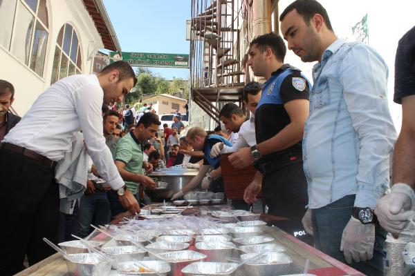 Hakkari'de polis 2 bin kişiye aşure ikram etti