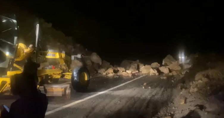 Artvin'de heyelan nedeniyle yol kapandı