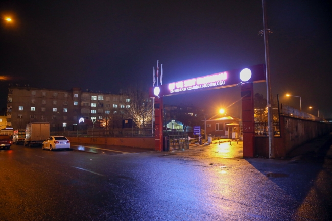 Diyarbakır'da ilçe emniyet müdürlüğüne el yapımı patlayıcıyla saldırı