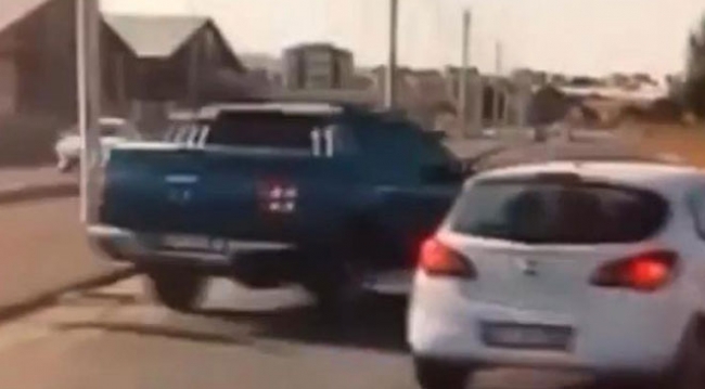 Şakalaşmak için aracını arkadaşlarının üzerine sürdü