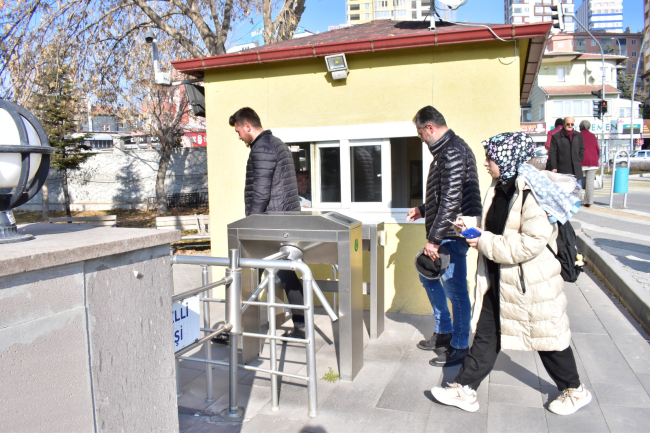 Oğluyla aynı bölümünde eğitim görüyor