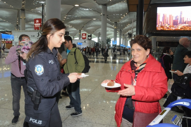 İstanbul Havalimanı'nda görevli polislerden yolculara pasta ikramı