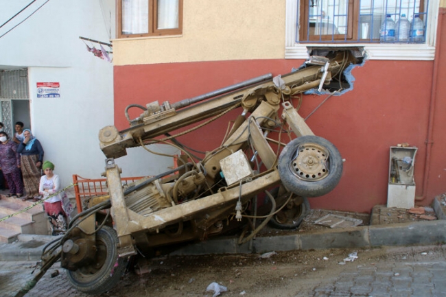 Kağıthane'de faciadan dönüldü: Kayan iş makinası eve girdi