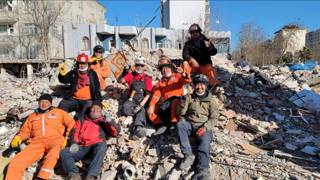 İşini bırakıp 9 bin kilometreden yardıma geldi