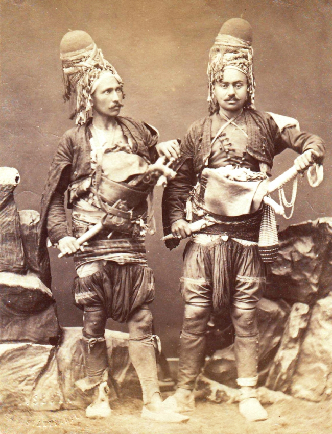 19. yüzyılın son çeyreğindeki zeybekleri gösteren bir stüdyo fotoğrafı | Fotoğraf: Ali Özçelik