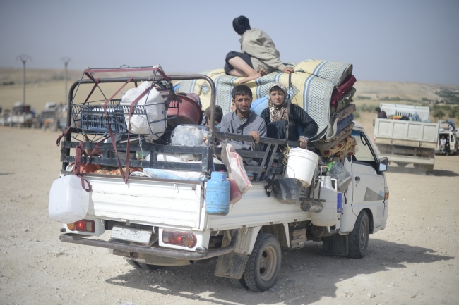 Rakka'da toplu mezarlardaki siviller yeniden defnediliyor