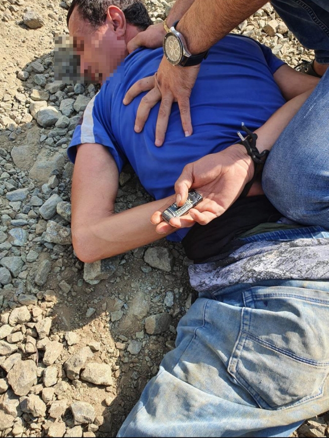 Ormanı yaktığı iddia edilen bir kişi elinde çakmakla yakalandı